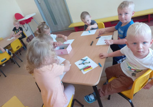 dzieci przy stoliku rysują