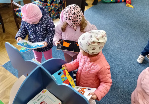 dzieci czytają książeczki