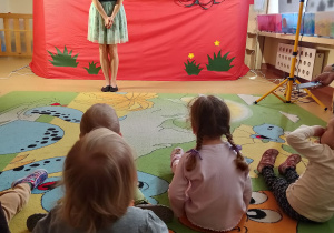 dzieci słuchają z zaciekawieniem opowieści